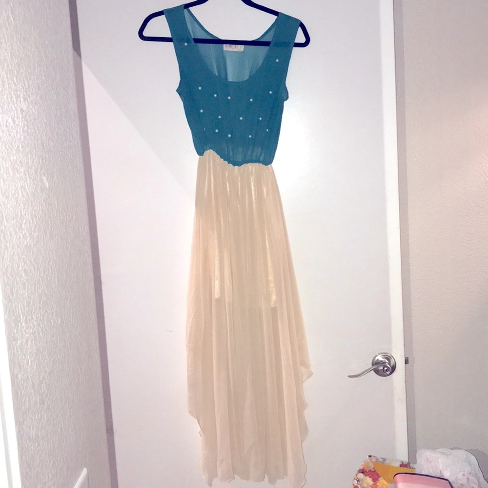 Maxi dress with short sides.